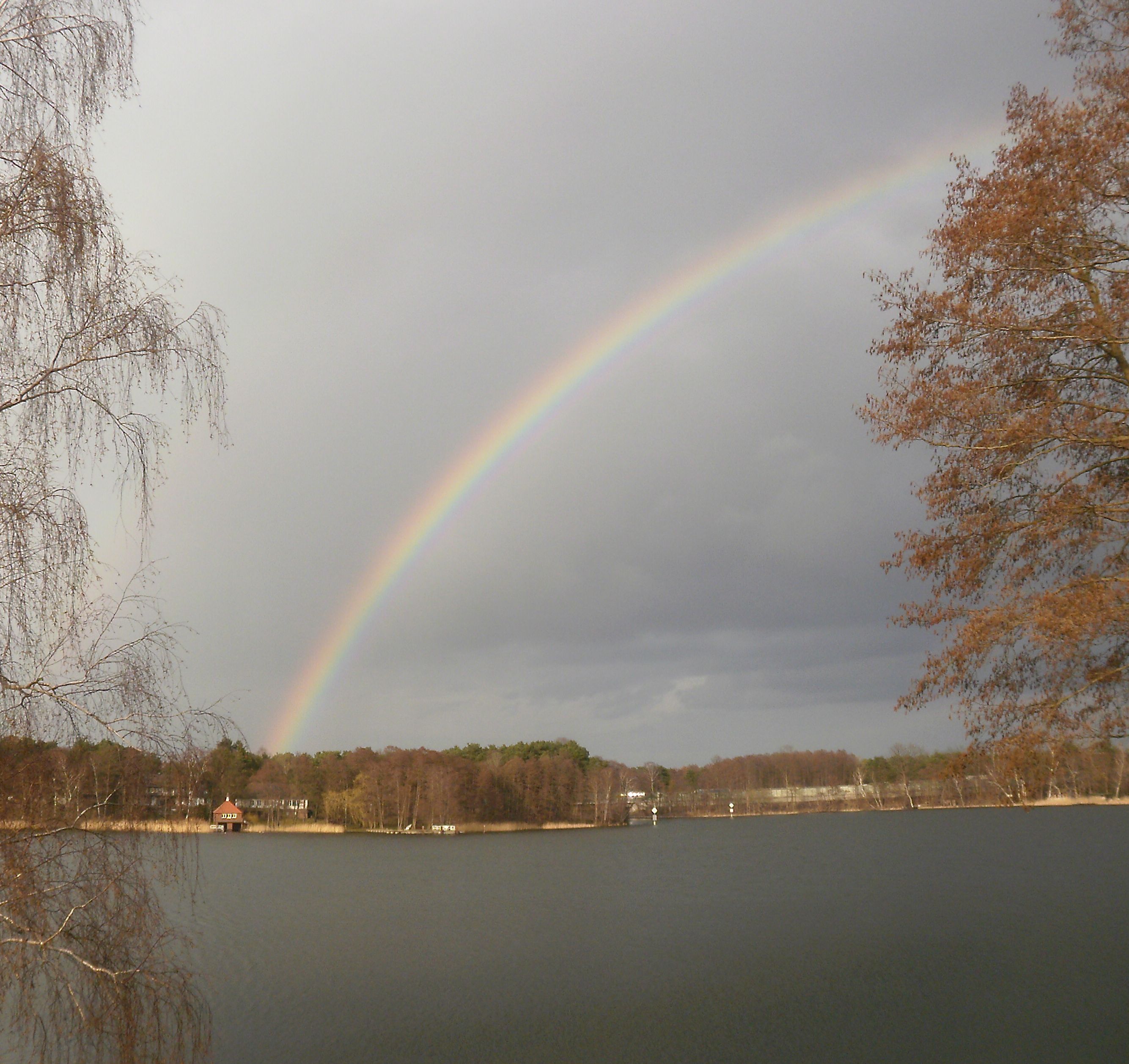 Regenbogen ber dem See