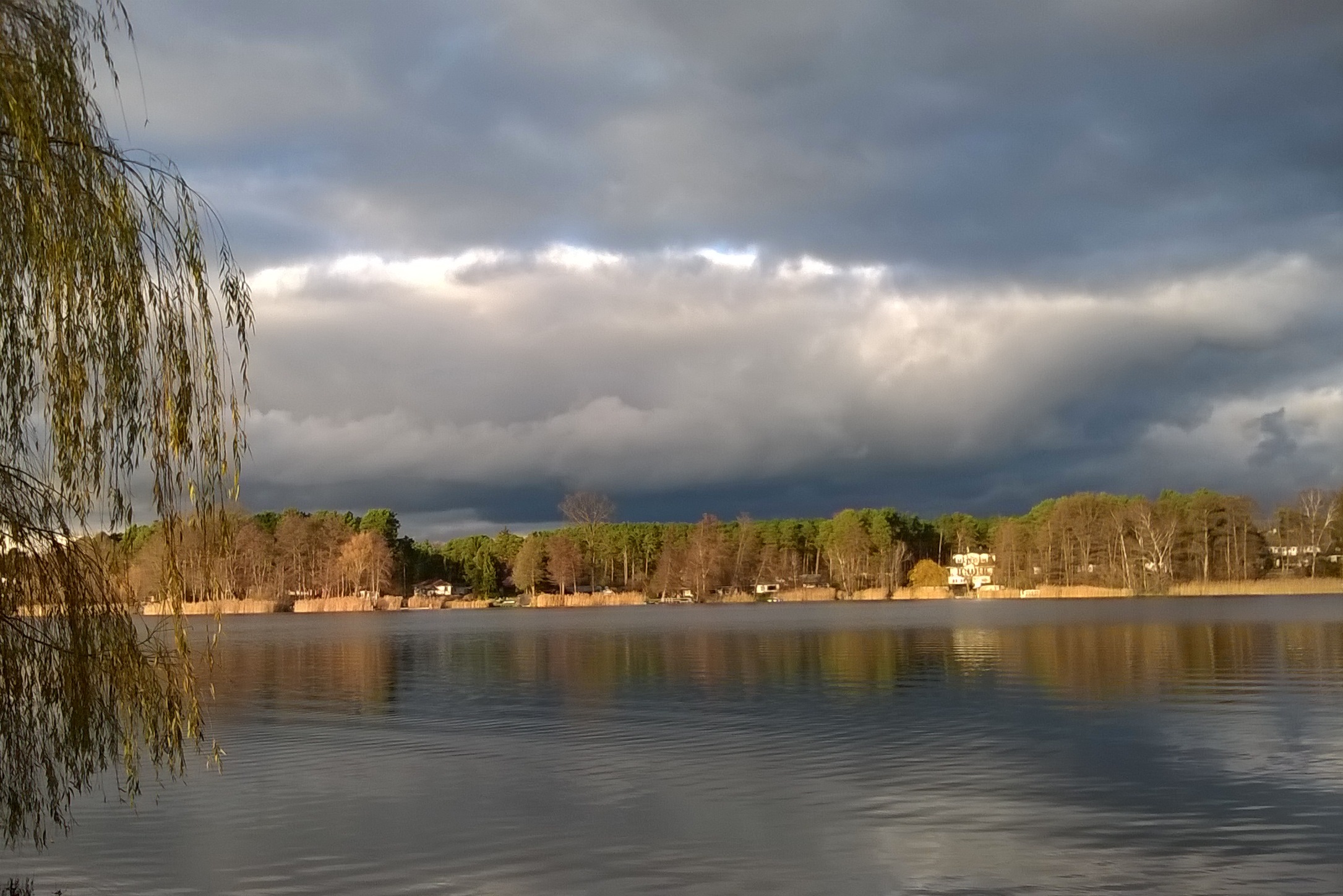 Gewitterwolken ber dem See